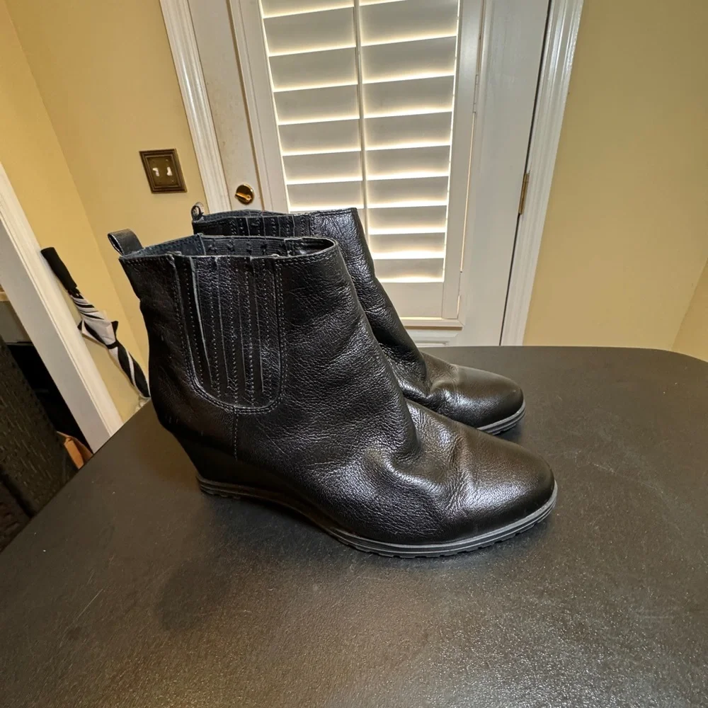 Ellen Tracy size 8.5 black Terence wedge leather boot